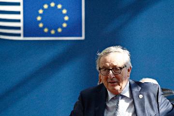 ＂We are not rejecting someone because he is Chinese,＂ Juncker says 5G