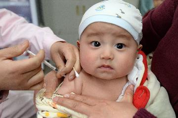 Chinese draft law tightens penalties for faulty vaccines