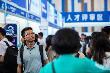 China reports lower unemployment rate in April