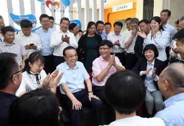 Premier Li underscores tax, fee cuts, better financial services