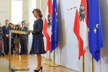 奥地利过渡政府宣誓就职