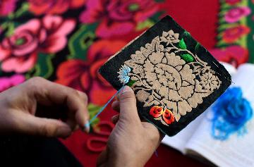 新疆多方＂引智＂為傳統刺繡手工藝增添＂新意＂