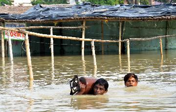 印度洪灾死亡人数过百