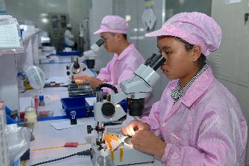 中國工信部部長苗圩:改造提升傳統產業關係推動製造業高品質發展全域