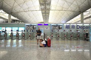 调查显示:香港旅游业者近两月平均收入跌幅接近八成