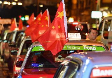 掛國旗、促穩定:香港的士司機發起＂守護香港,風雨同舟＂大行動