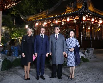 Xi and his wife meet French president and his wife