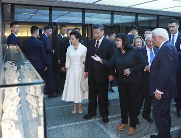 Chinese, Greek presidents visit Acropolis Museum