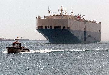 综述:苏伊士运河堵塞危机持续 国际航运市场添新忧