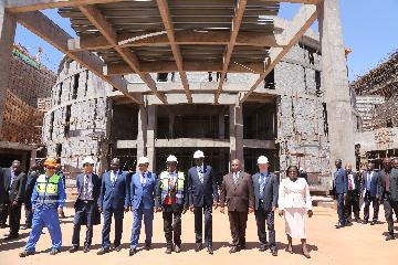 津巴布韦总统参观中国援建新议会大厦项目