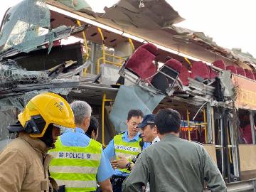 香港警方:粉嶺公路嚴重交通意外造成6死39傷 涉事司機已被捕