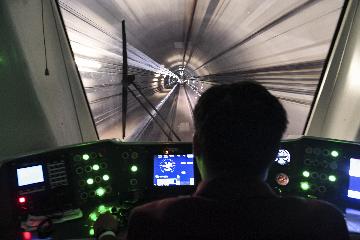 中國穿越海底距離最長地鐵隧道貫通