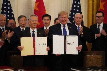 劉鶴與特朗普共同簽署協定文本並致辭