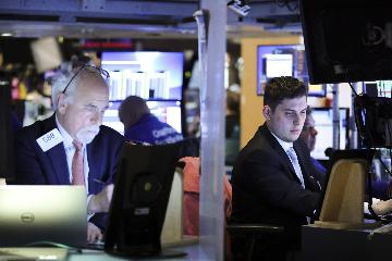 U.S. stocks tumble amid growth worries