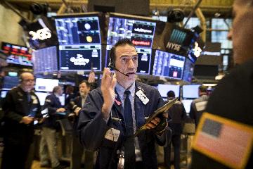 纽约股市三大股指12日暴跌超9%