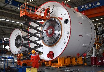 中国出口印度超大直径盾构机启运
