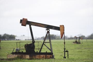 Oil prices dip amid demand concerns