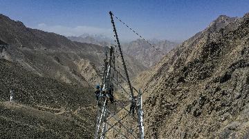 Feature: Building power towers in the Kunlun Mountains