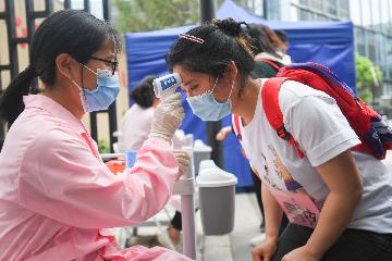More provincial-level regions to lower COVID-19 response levels in China