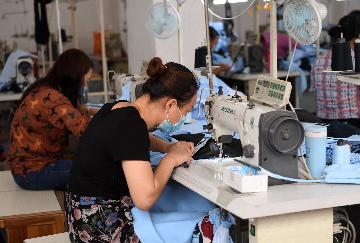 China reports slightly higher unemployment rate in April