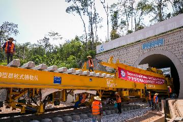 Fifteen-kilometer tunnel on China-Laos railway completed