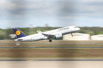 German airline Lufthansa reports 2.1-bln-euro net loss in Q1