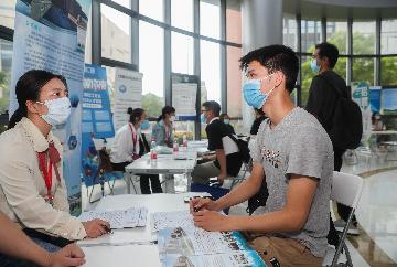 China expands employment channels for college graduates amid COVID-19