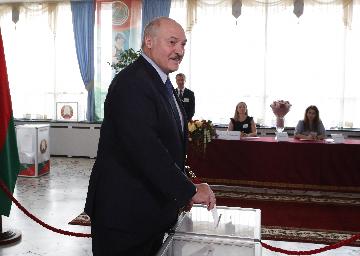 白俄罗斯总统卢卡申科说愿根据宪法程序分享总统权力