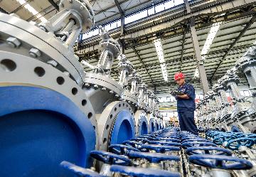 Chinas manufacturing PMI edges down in August