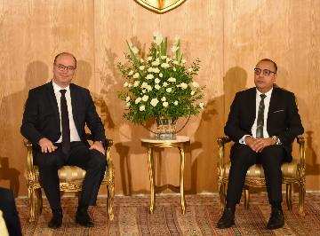 突尼斯新任总理表示将与各方合作实现国家发展