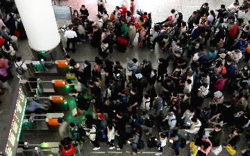 China to see surge in train trips as holiday draws to close