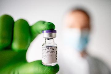 美药管局完全批准辉瑞新冠疫苗使用授权