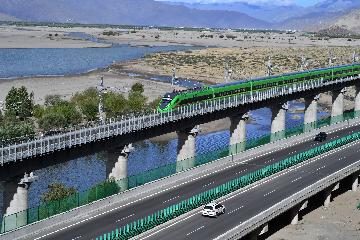 又一条＂神奇的天路＂!西藏首条电气化铁路正式开通运营