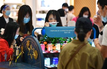 Chinas Hainan sees soaring duty-free sales in 2021