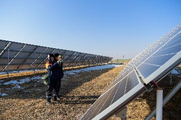 沙漠上建起新能源基地:内蒙古擘画绿色发展新蓝图