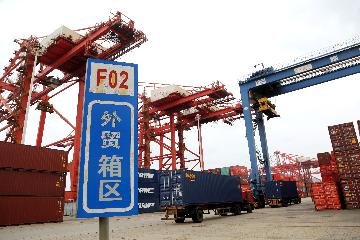 Chinas cargo, container throughput up in first four months