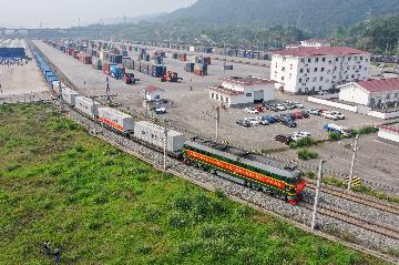 Chinas rail passenger trips, cargo volume up in Q1