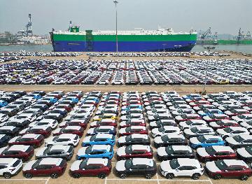 Economic Watch: Chinas foreign trade maintains steady growth